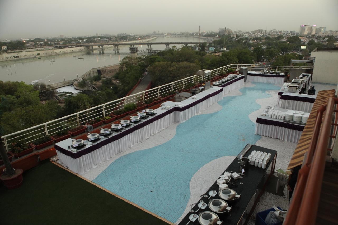 Silvercloud Hotel And Banquets Ahmedabad Bagian luar foto