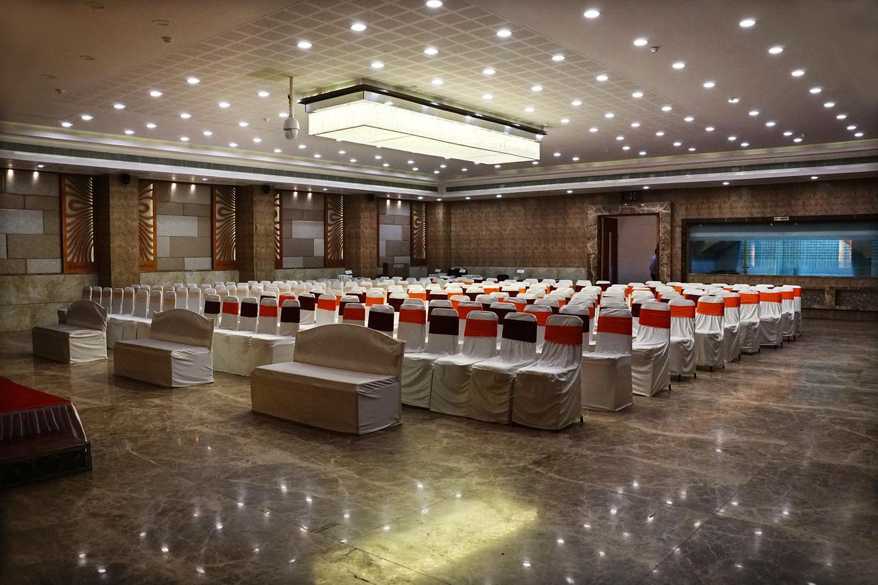 Silvercloud Hotel And Banquets Ahmedabad Bagian luar foto