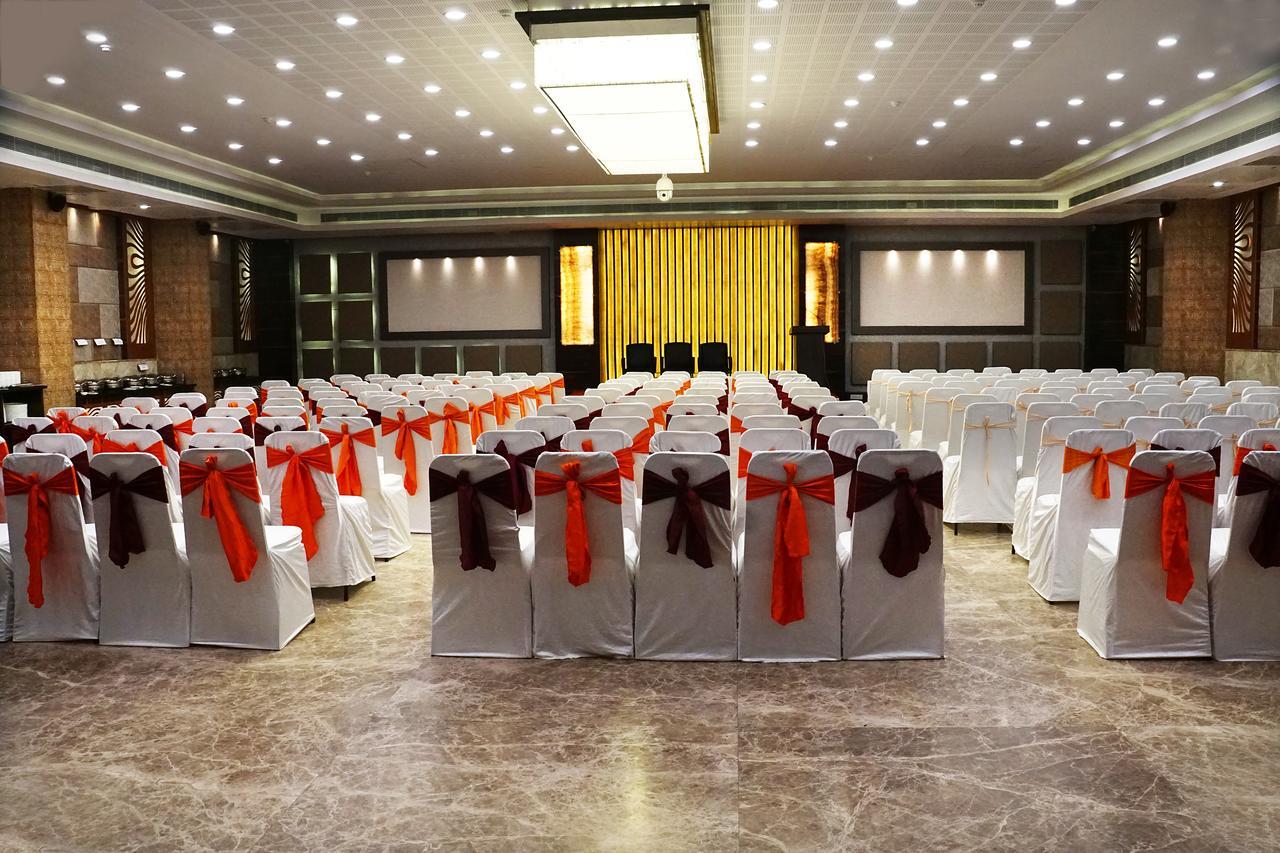 Silvercloud Hotel And Banquets Ahmedabad Bagian luar foto