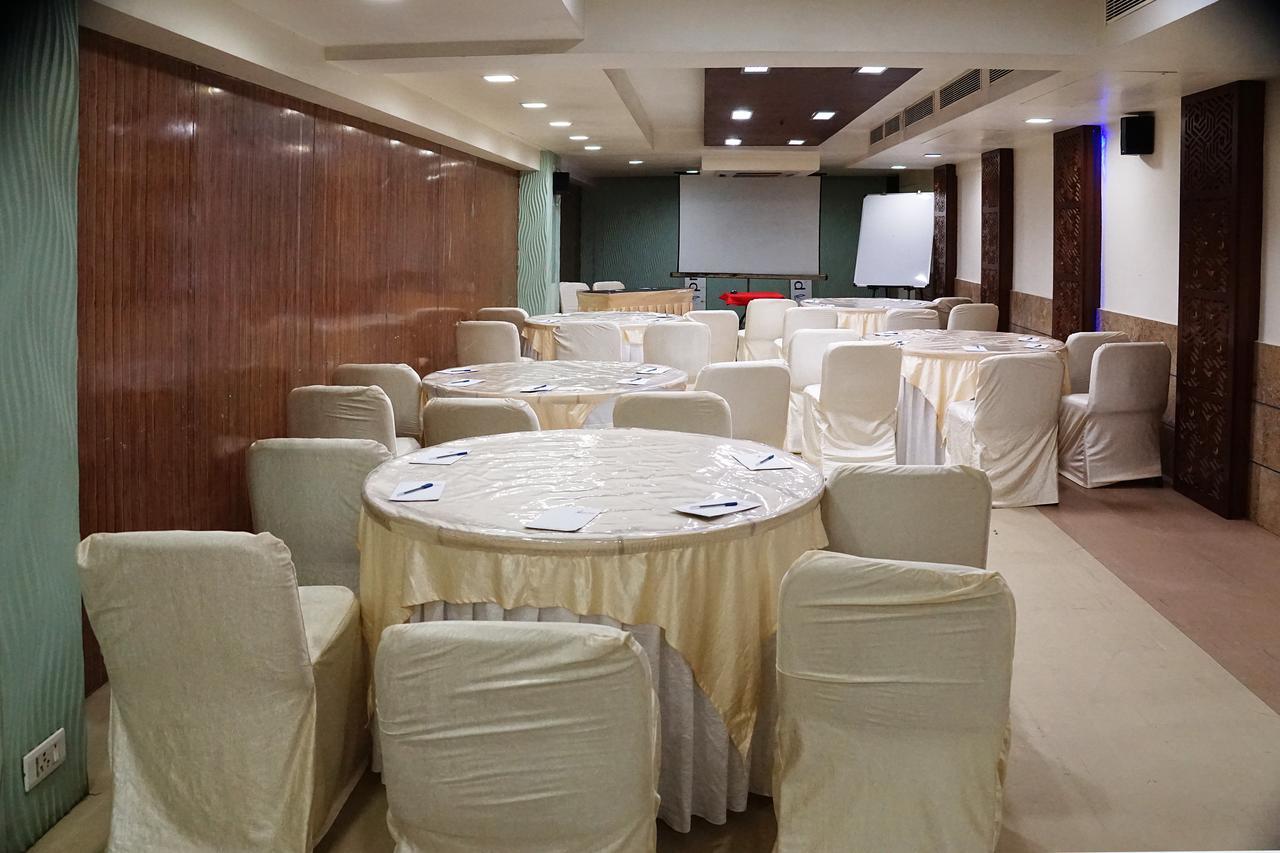 Silvercloud Hotel And Banquets Ahmedabad Bagian luar foto