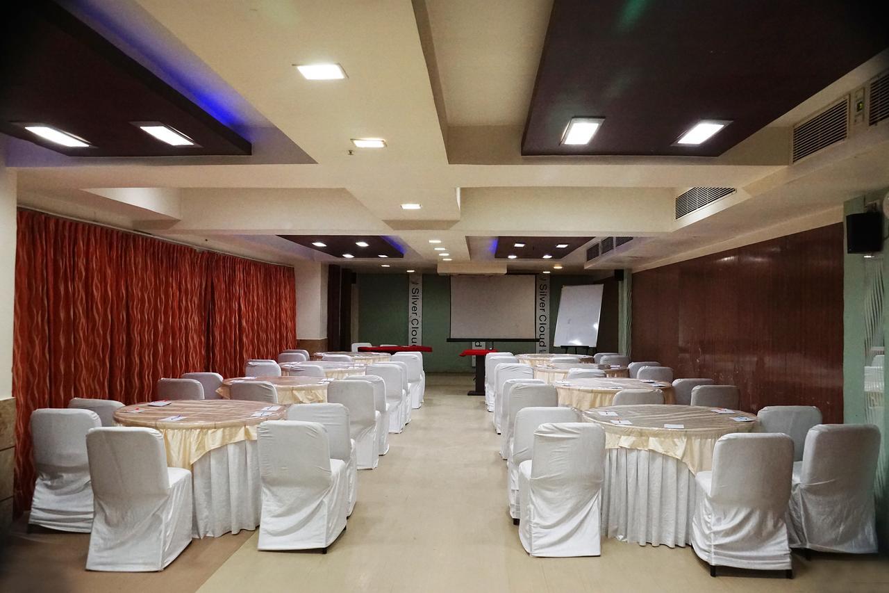 Silvercloud Hotel And Banquets Ahmedabad Bagian luar foto