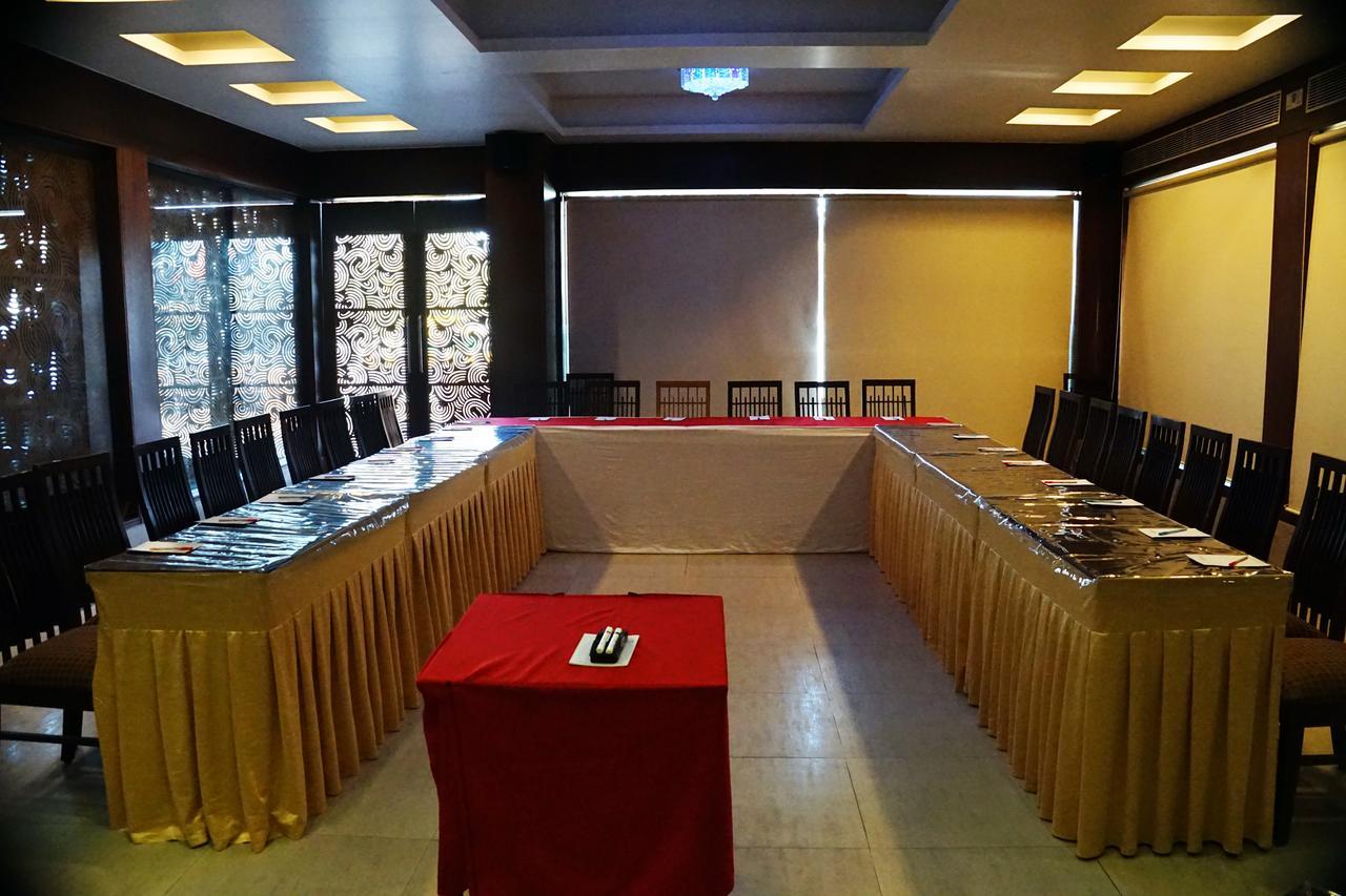 Silvercloud Hotel And Banquets Ahmedabad Bagian luar foto