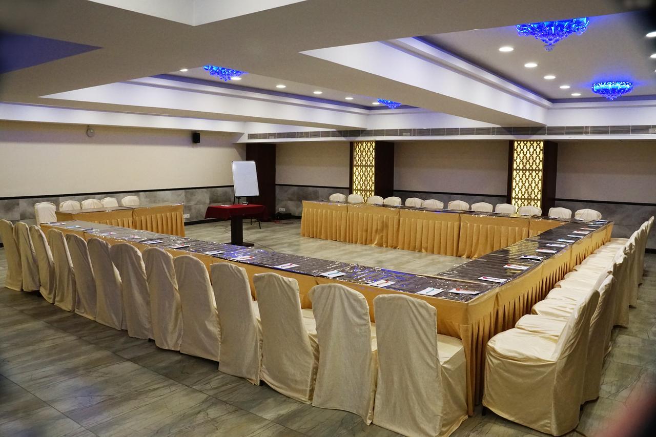 Silvercloud Hotel And Banquets Ahmedabad Bagian luar foto