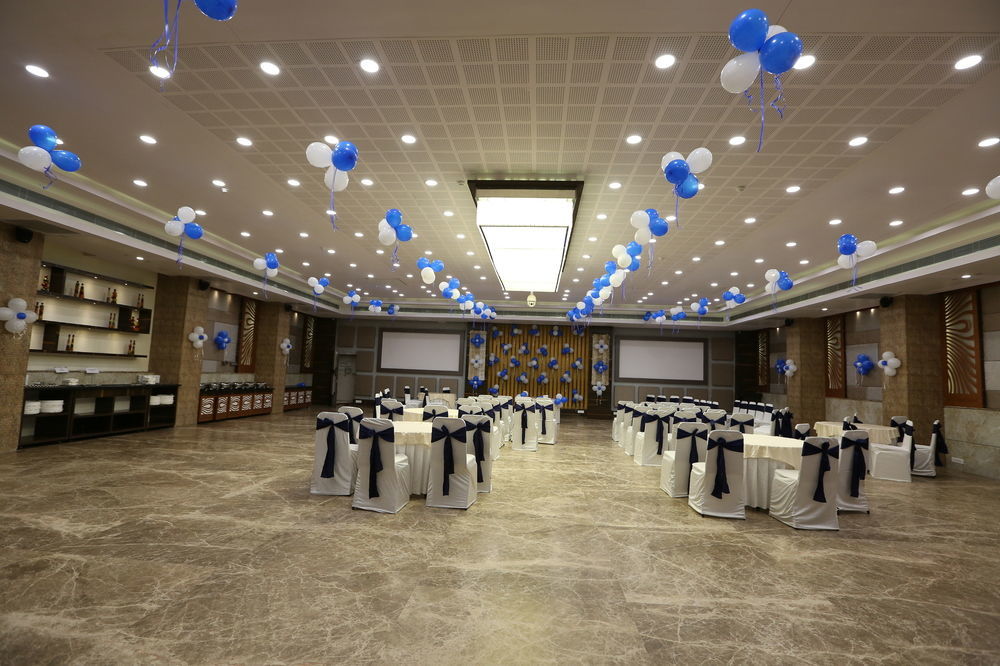 Silvercloud Hotel And Banquets Ahmedabad Bagian luar foto