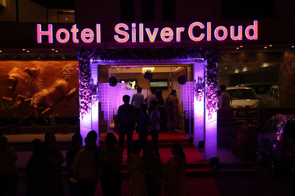 Silvercloud Hotel And Banquets Ahmedabad Bagian luar foto