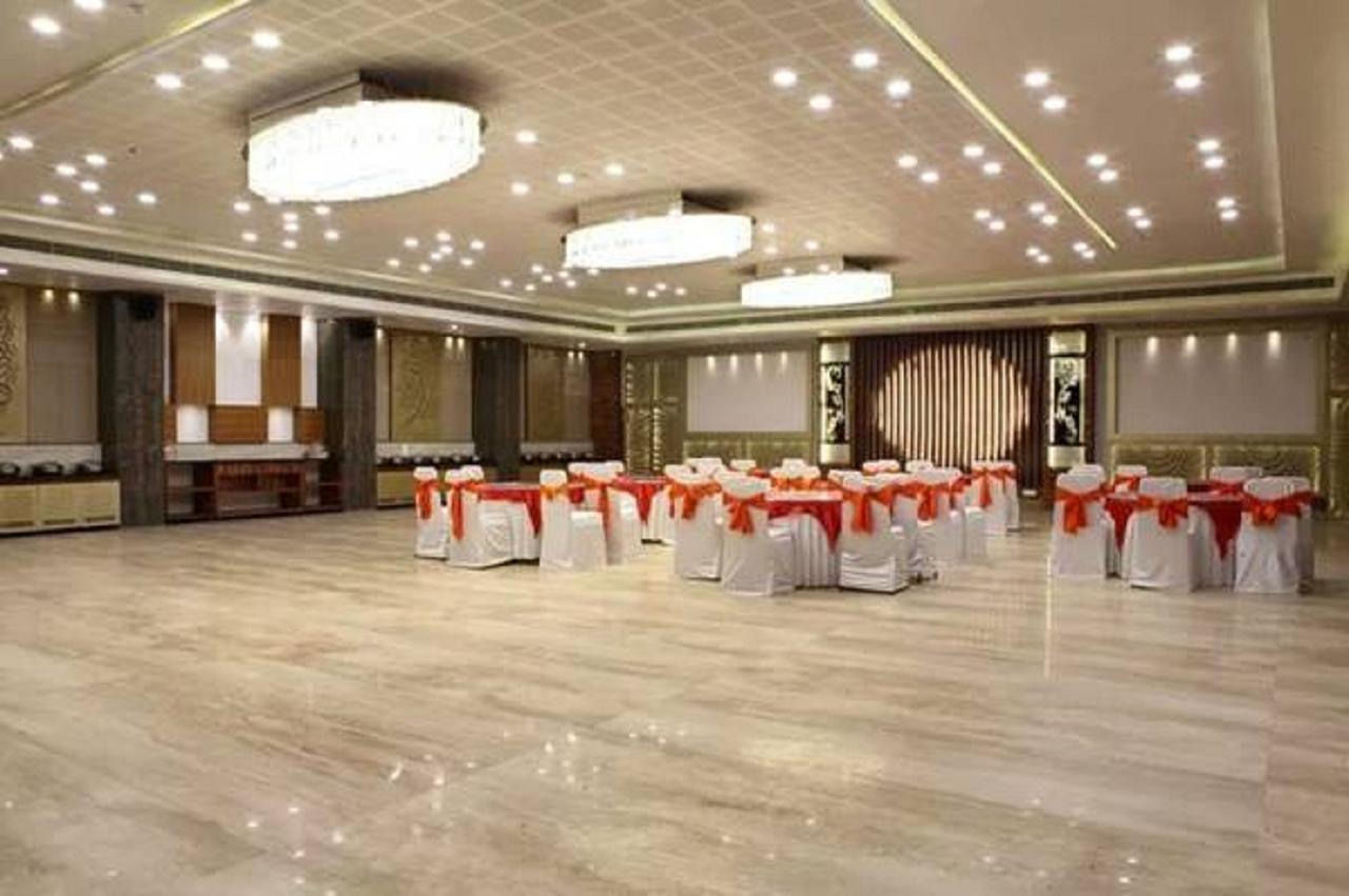 Silvercloud Hotel And Banquets Ahmedabad Bagian luar foto