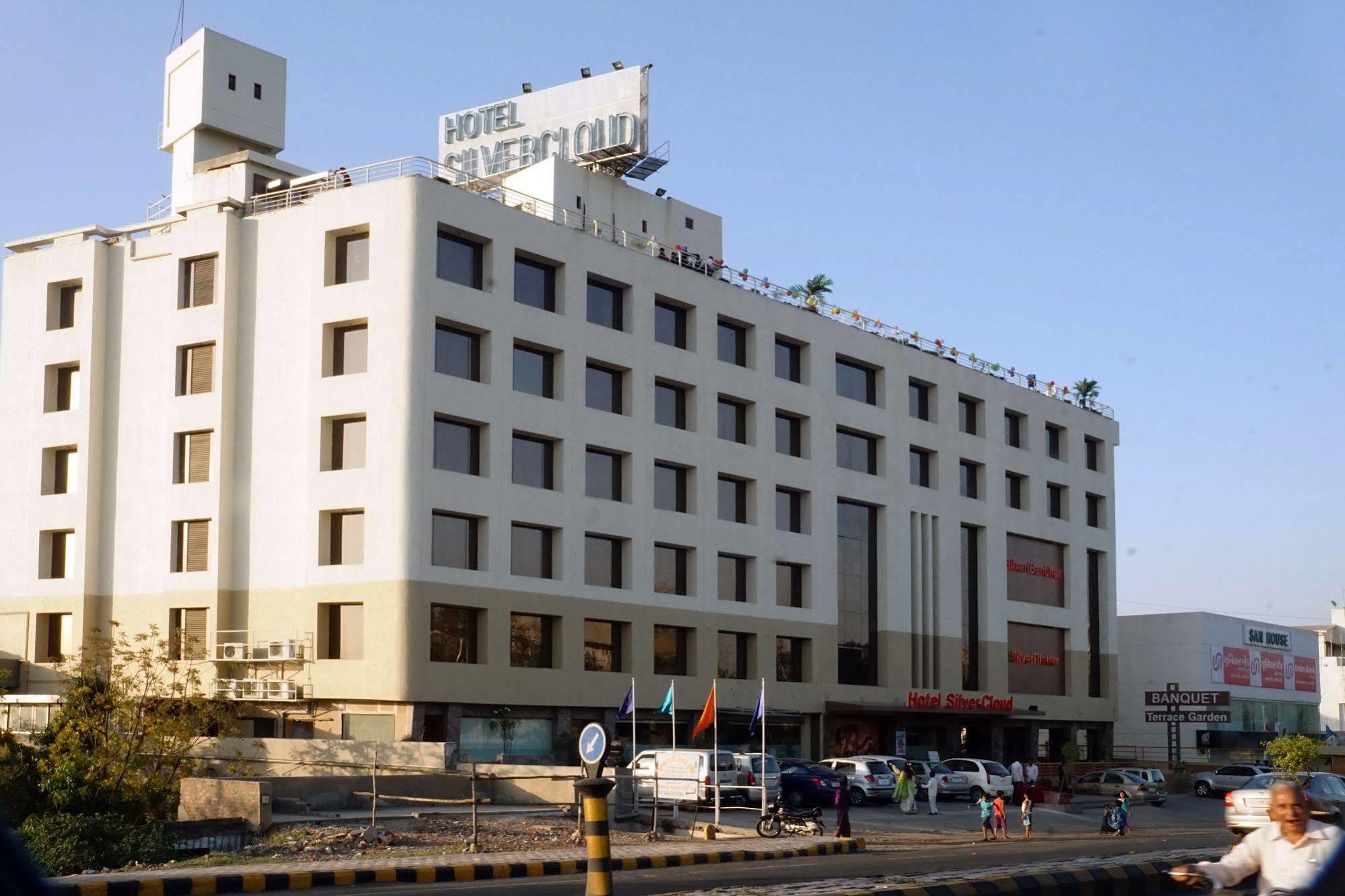 Silvercloud Hotel And Banquets Ahmedabad Bagian luar foto