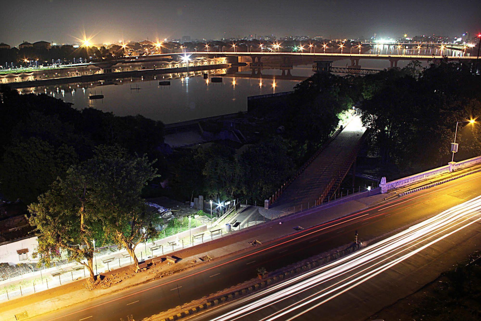 Silvercloud Hotel And Banquets Ahmedabad Bagian luar foto