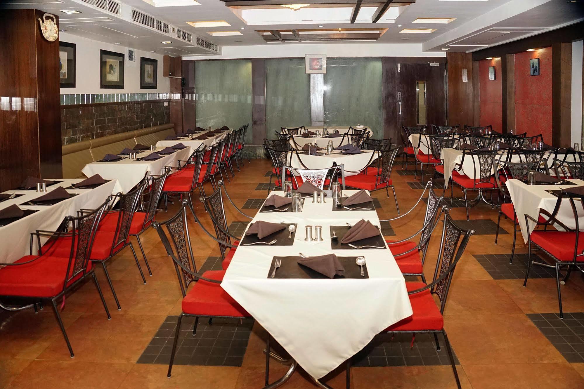 Silvercloud Hotel And Banquets Ahmedabad Bagian luar foto