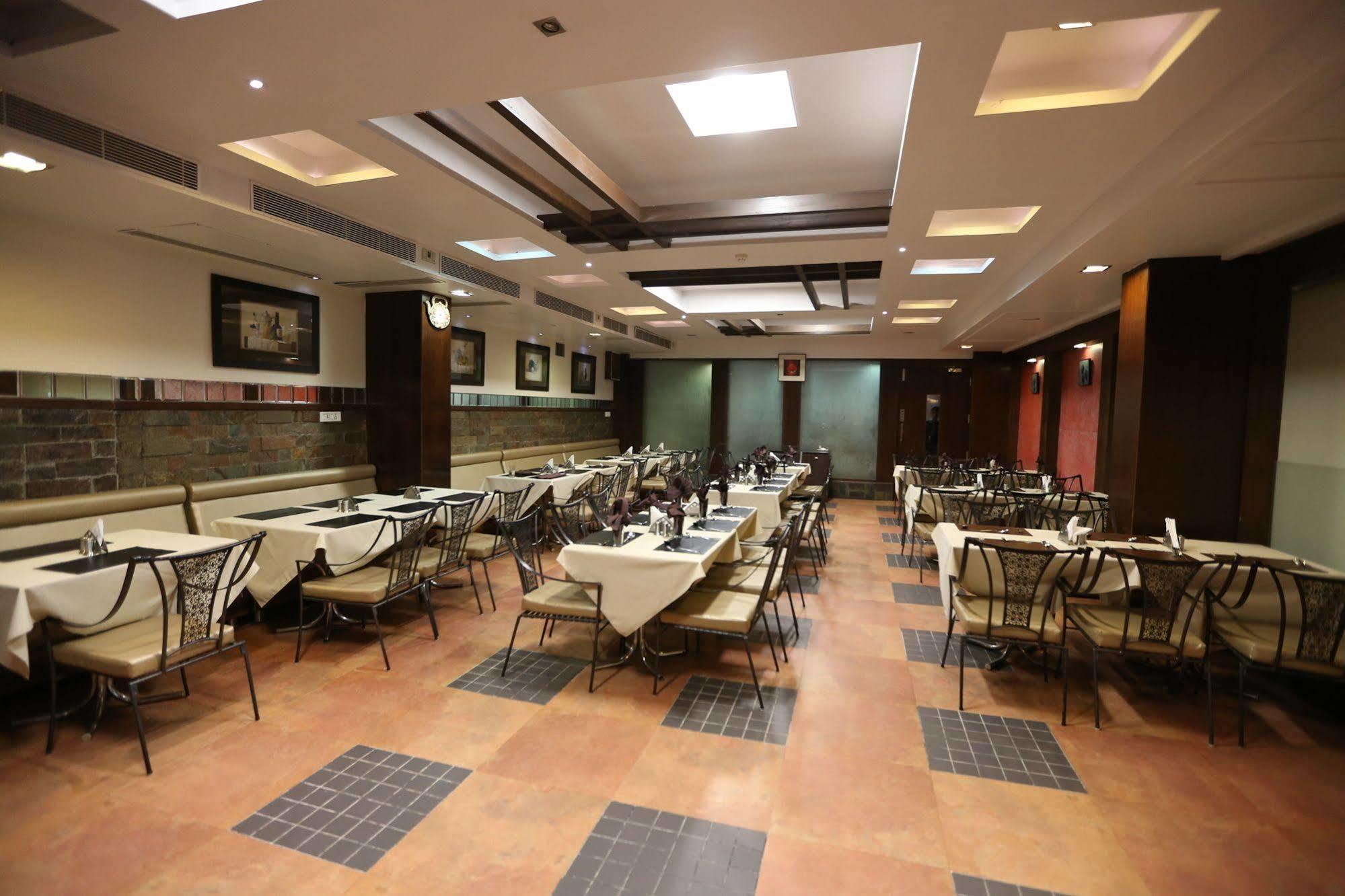 Silvercloud Hotel And Banquets Ahmedabad Bagian luar foto