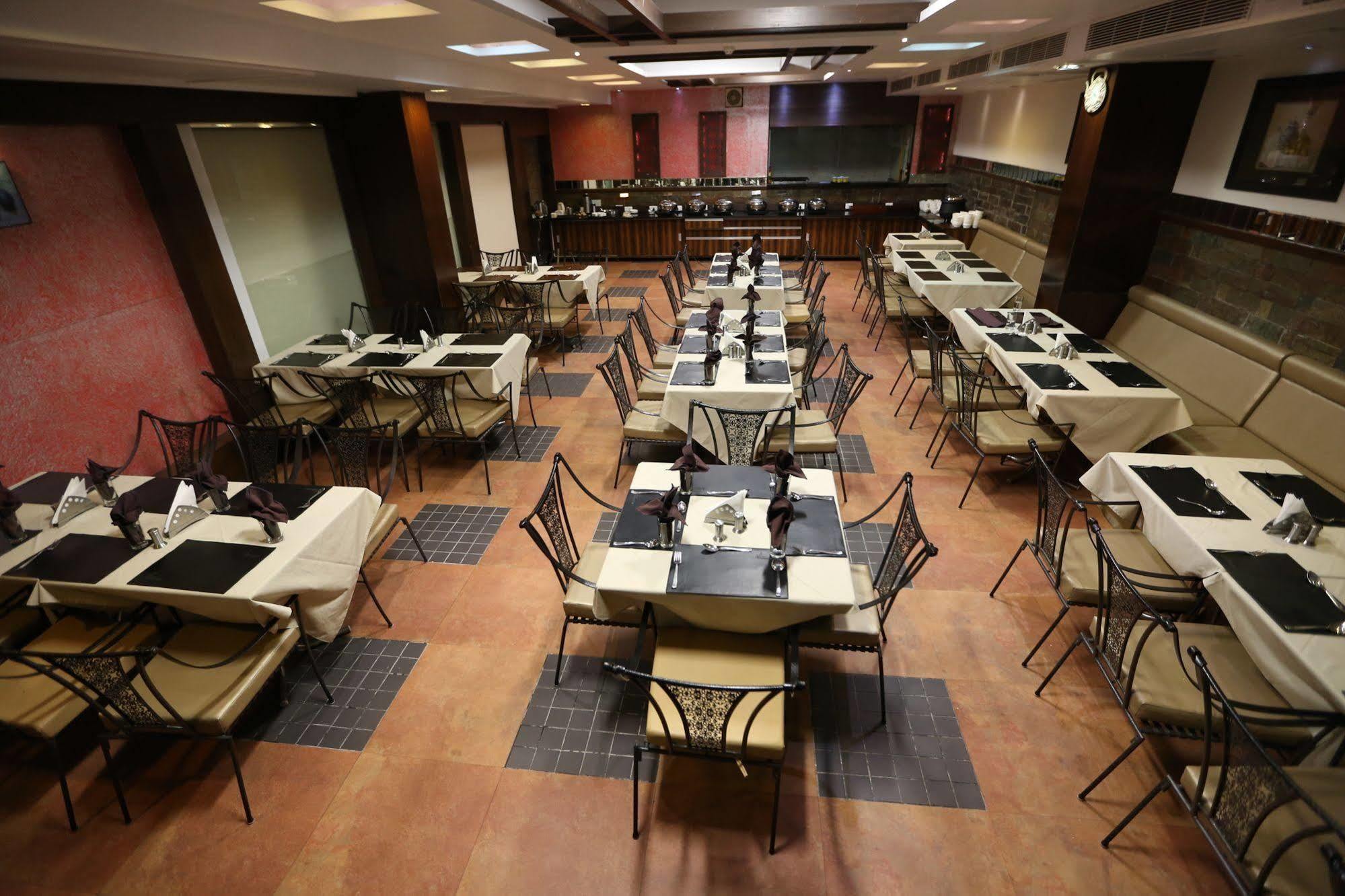 Silvercloud Hotel And Banquets Ahmedabad Bagian luar foto