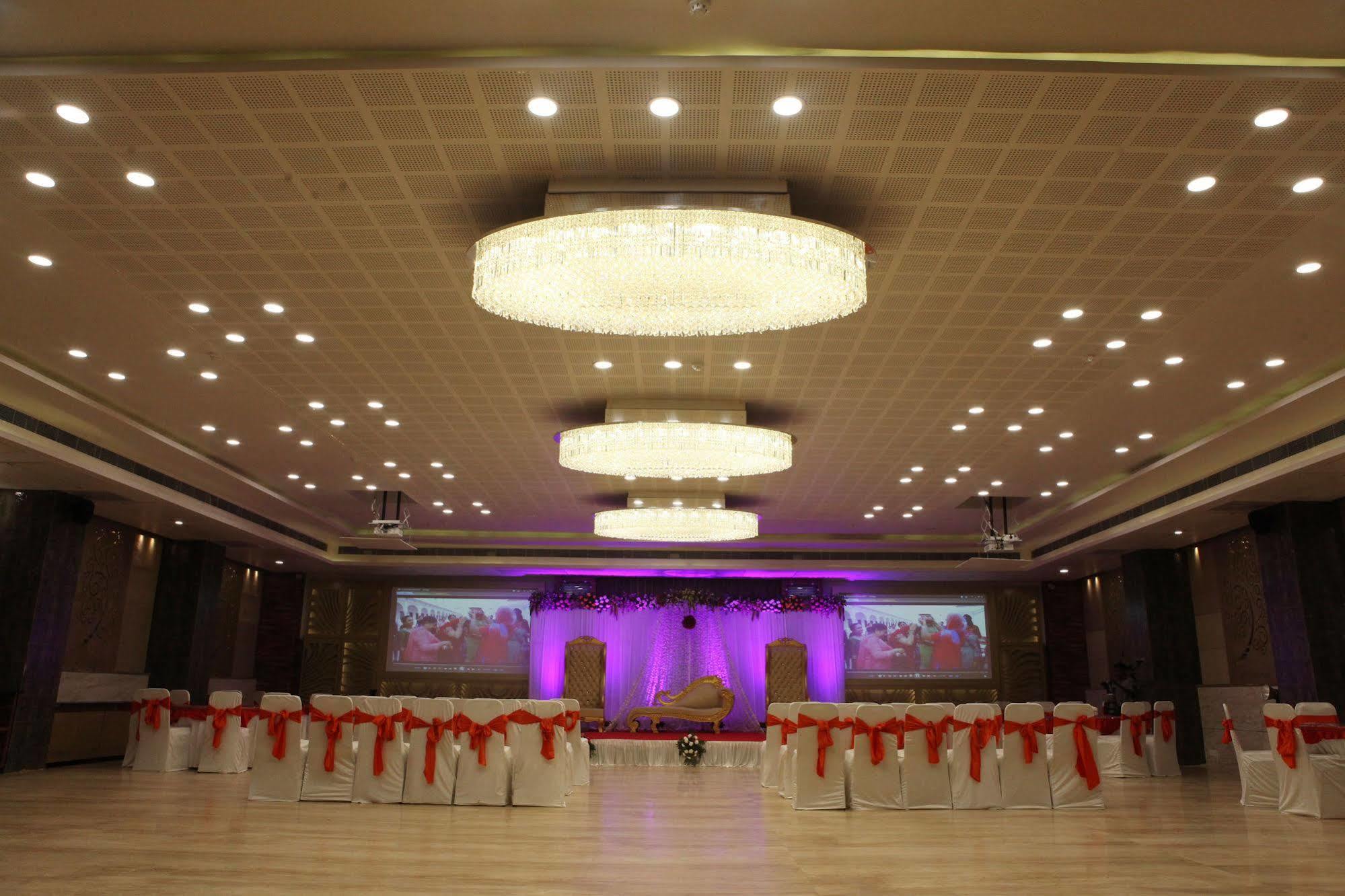 Silvercloud Hotel And Banquets Ahmedabad Bagian luar foto